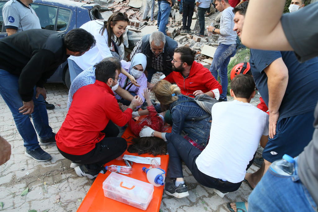 Se elevan a 12 los muertos y 419 los heridos por sismo en Turquía