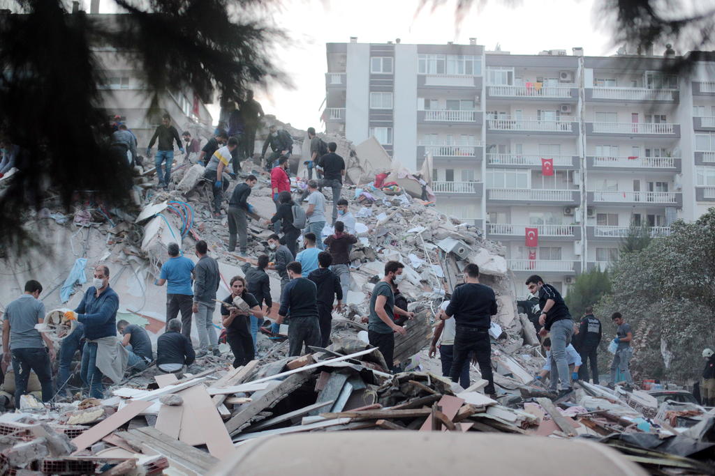 Suman 14 muertos por terremoto en el Egeo; 12 de ellos en Turquía