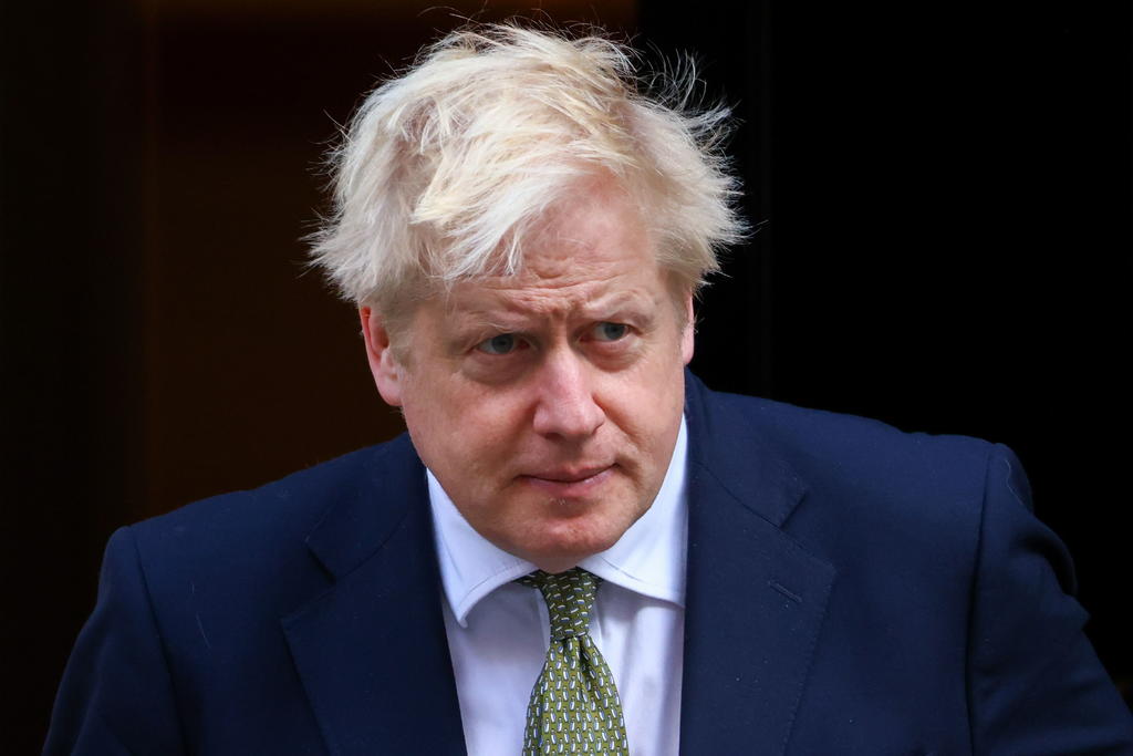 Boris Johnson plantea confinamiento nacional ante el alza de casos COVID-19