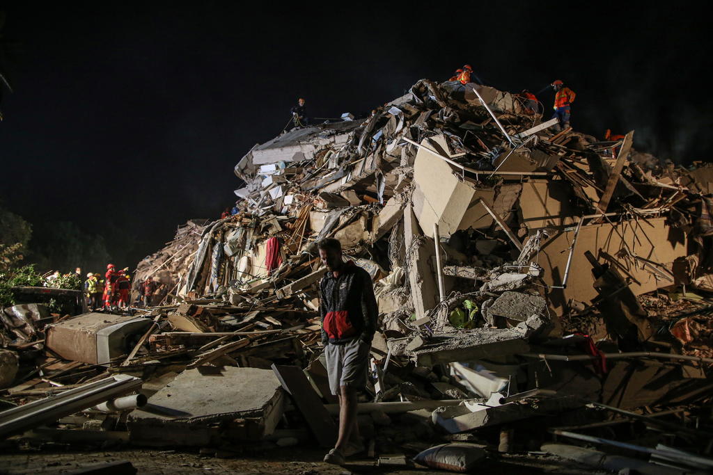 Entre escombros, familias sin hogar buscan sus recuerdos en Turquía