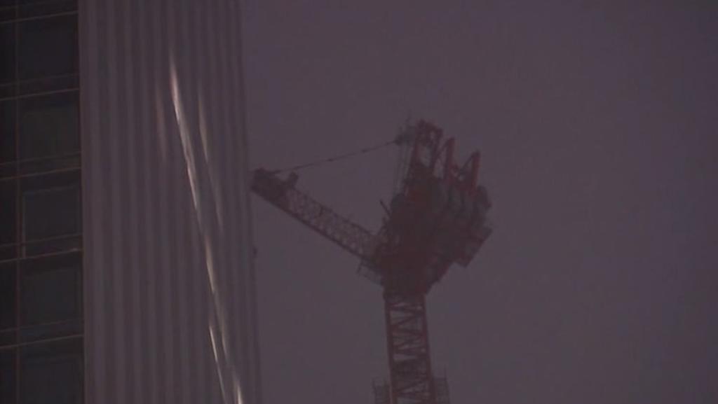 Grúa se estrella con un rascacielos debido al vendaval de una tormenta