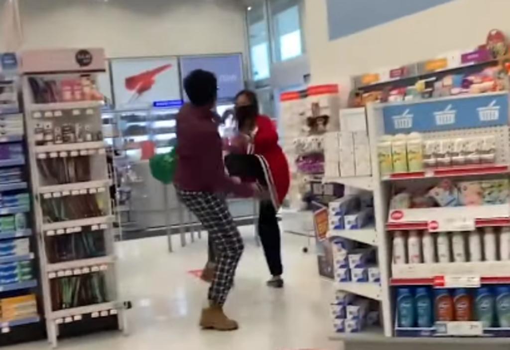 Mujer ataca a empleada de farmacia al estilo 'Kung-Fu' por rehusarse a usar un cubrebocas