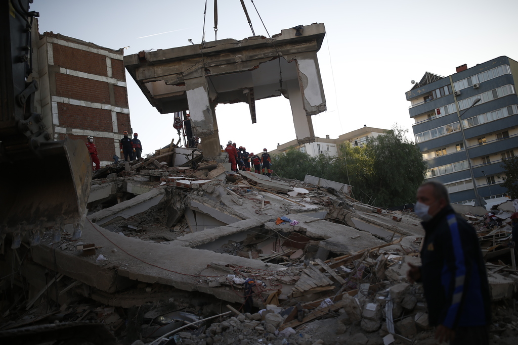 Turquía teme centenar de muertos tras sismo