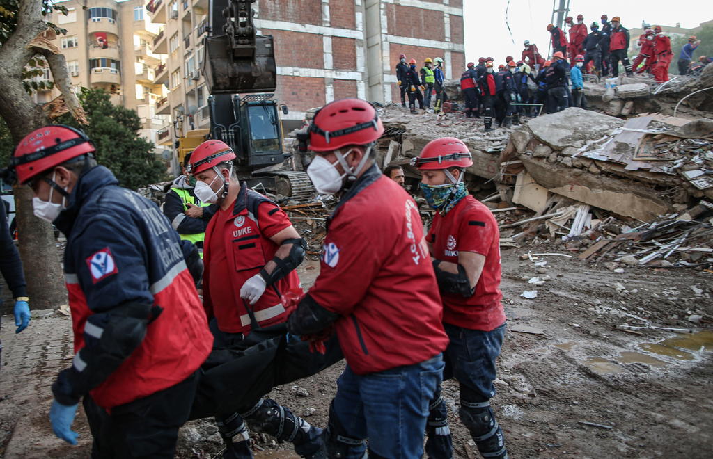 Escala a 62 la cifra de víctimas tras terremoto en Turquía