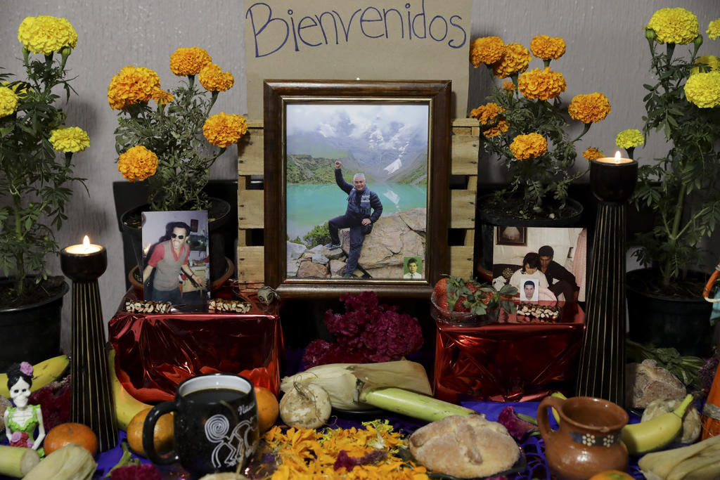 Altares de Día de Muertos se llenan de médicos fallecidos en México