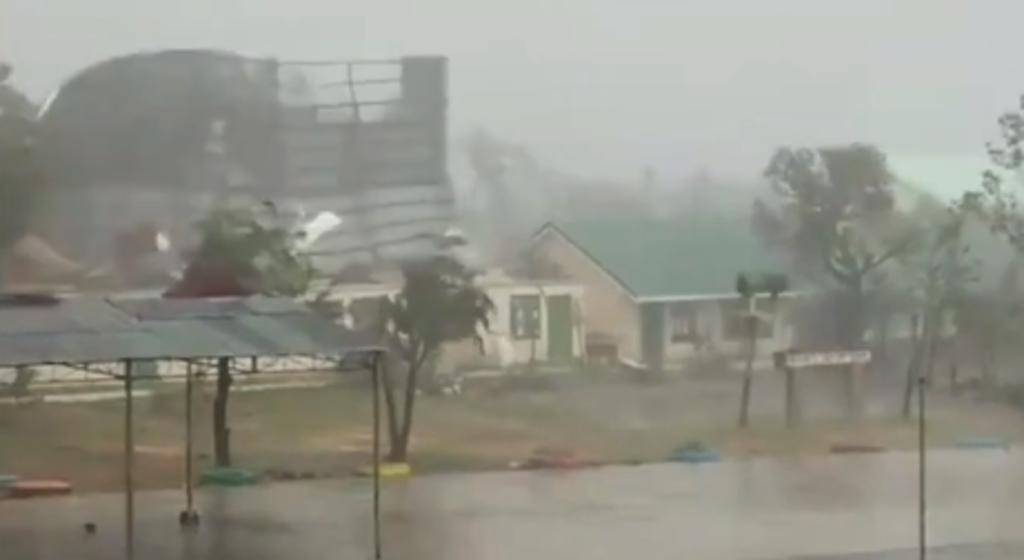 Supertifón 'Goni' destruye el techo de una escuela tras arrancarlo