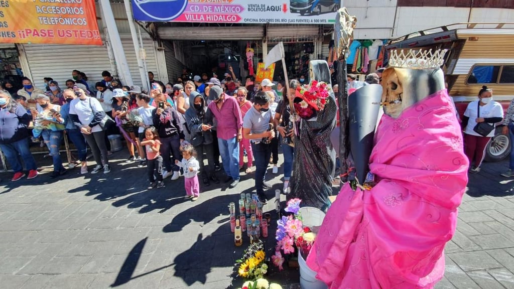 Sin restricciones por pandemia, celebran a la Santa Muerte  en Durango