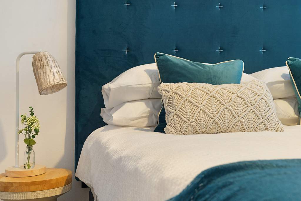 ¿Cómo evitar o eliminar manchas en el colchón de la cama?