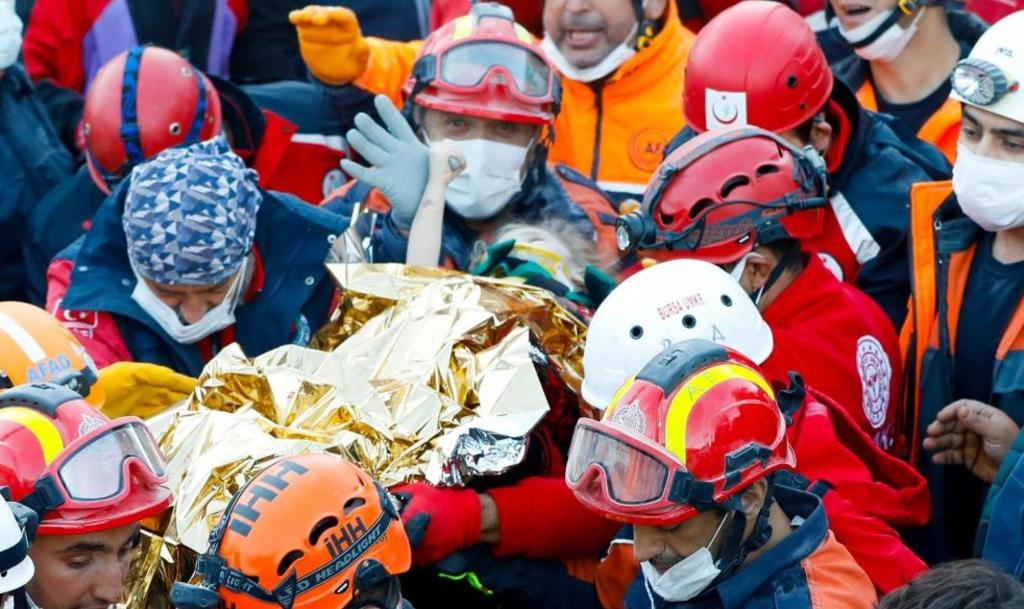 Aferrada a pulgar de bombero, niña es rescatada de terremoto en Turquía