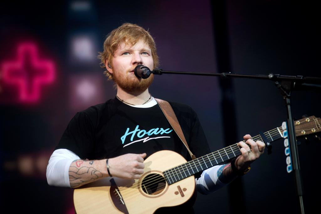 Ed Sheeran venderá una de sus pinturas para ayudar a niños