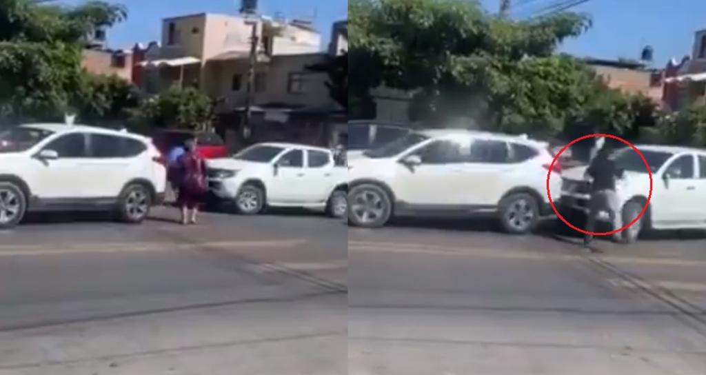 Choca contra camioneta e intenta atropellar a sus tripulantes en Jalisco