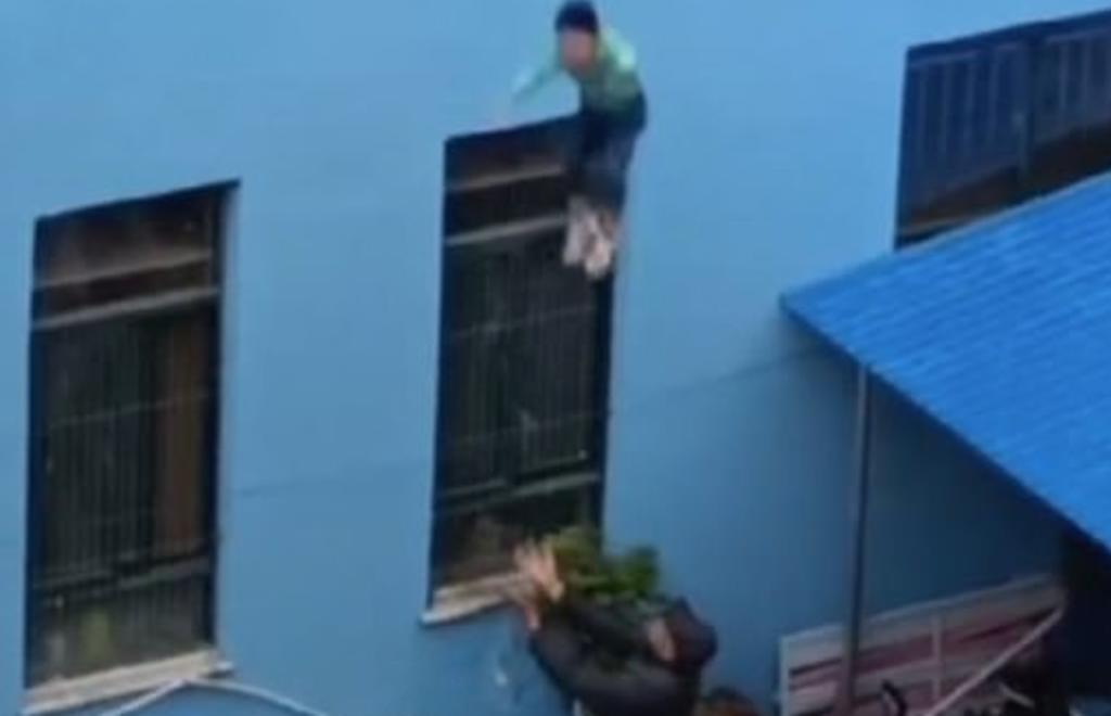 Guardia de seguridad salva a un niño que saltó desde un tercer piso