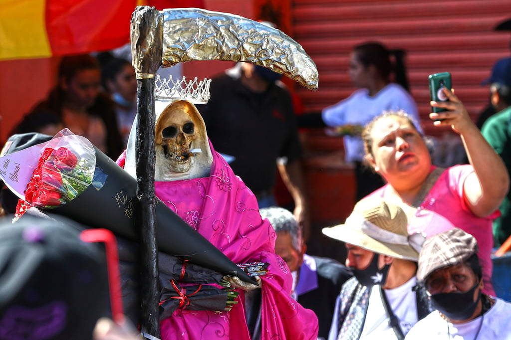 Fervor y aglomeración por la Santa Muerte en Durango