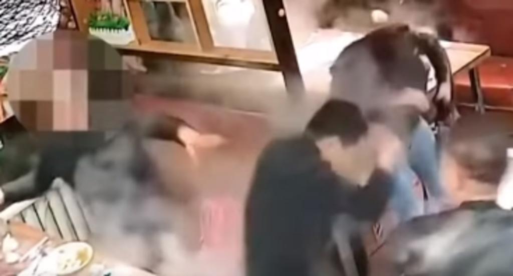 Hombre vierte olla de sopa hirviendo sobre comensales durante una pelea
