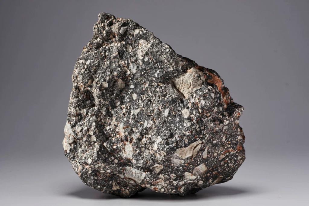 Descubren nuevo mineral en un meteorito lunar