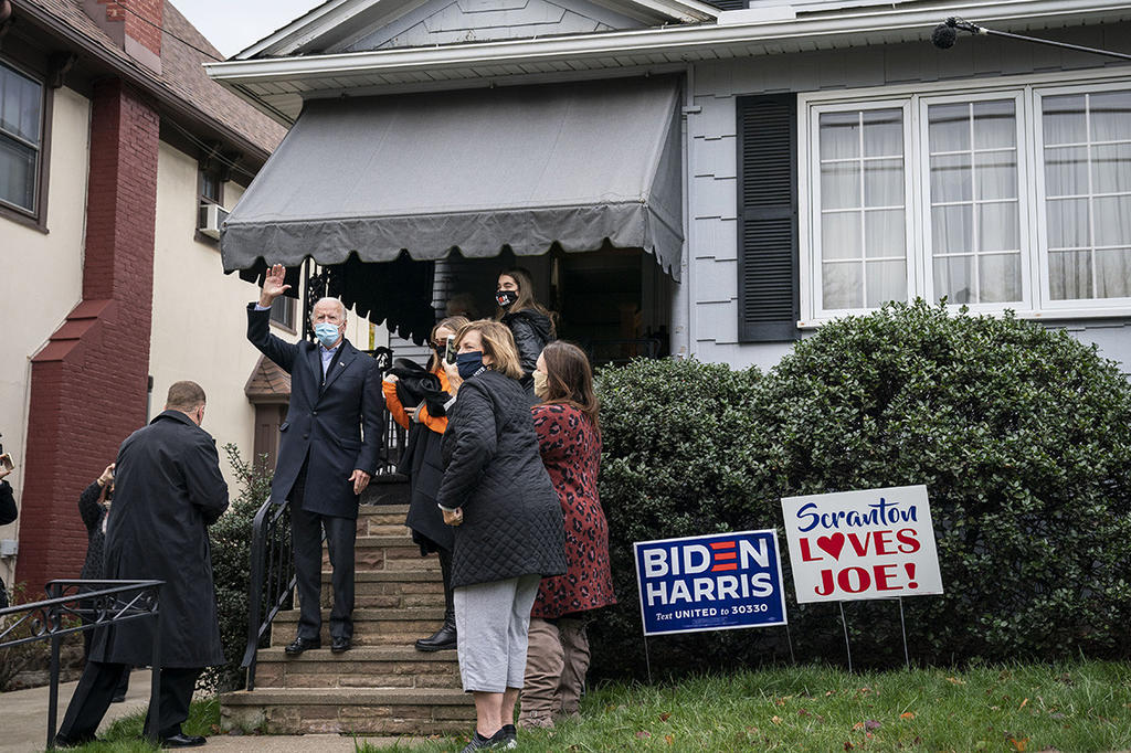 Vuelve Biden a la casa de su niñez; escribe 'desde este hogar a la Casa Blanca'