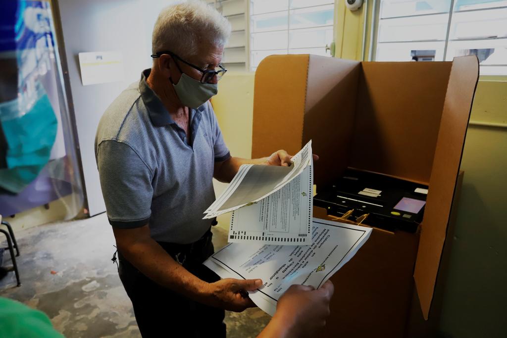 Cierran colegios electorales en Puerto Rico con largas filas de espera