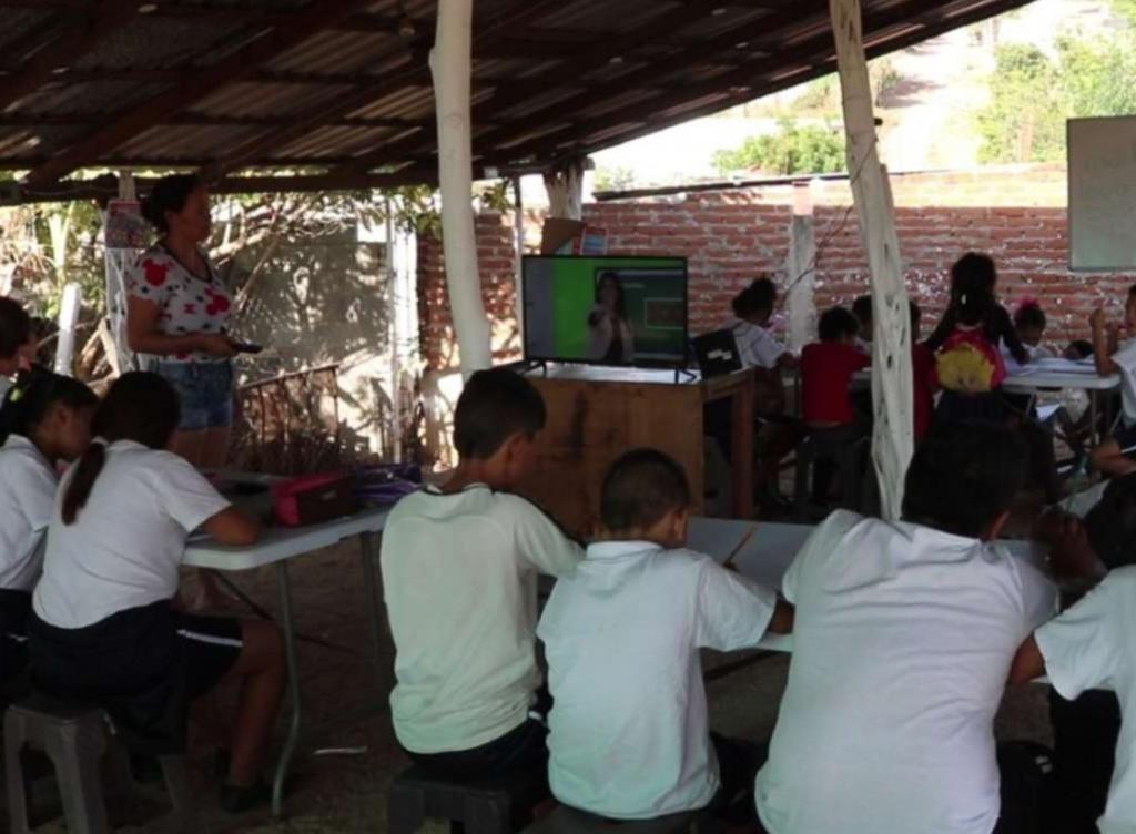 Hijos de 'El Chapo' equipan escuela en Sinaloa para clases virtuales