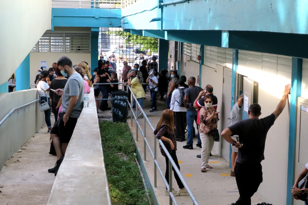 Cierran Colegios Electorales en Puerto Rico con largas filas