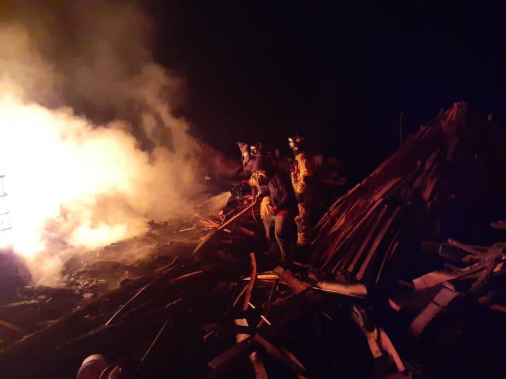 Sofocan incendio en carboneras de Pilar de Zaragoza