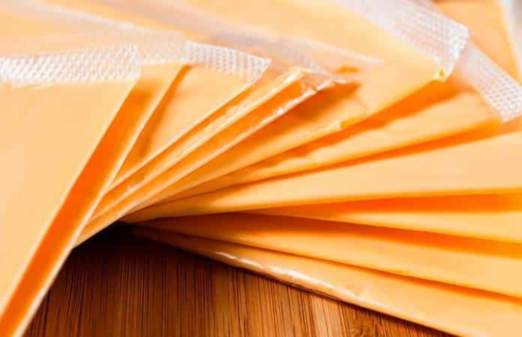 Detecta Profeco venta de quesos amarillos irregulares