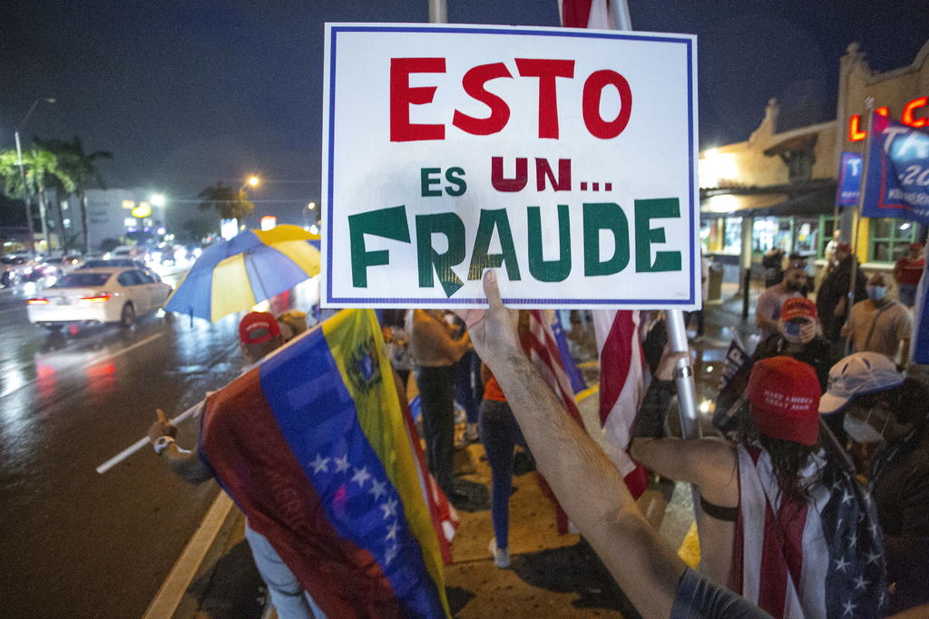 Hispanos protestan en Miami por supuesto fraude a Donald Trump