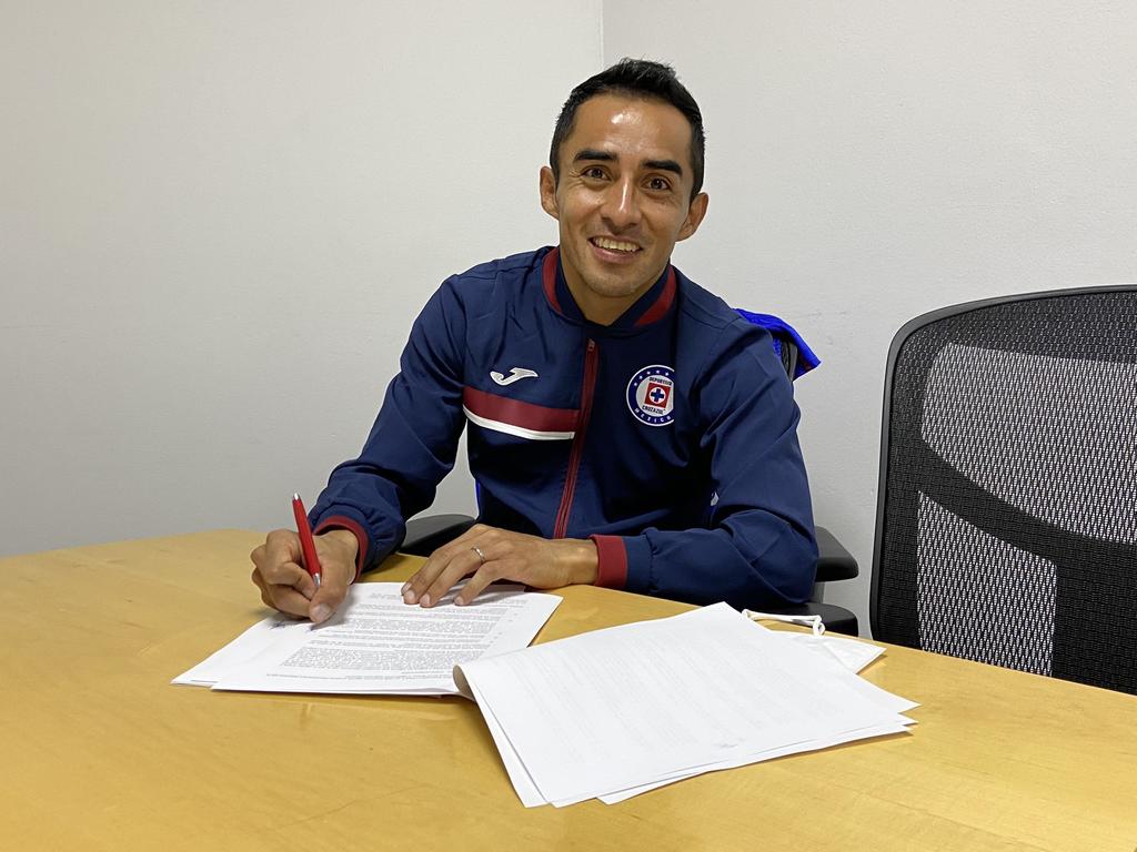 Rafael Baca renueva contrato con el Cruz Azul