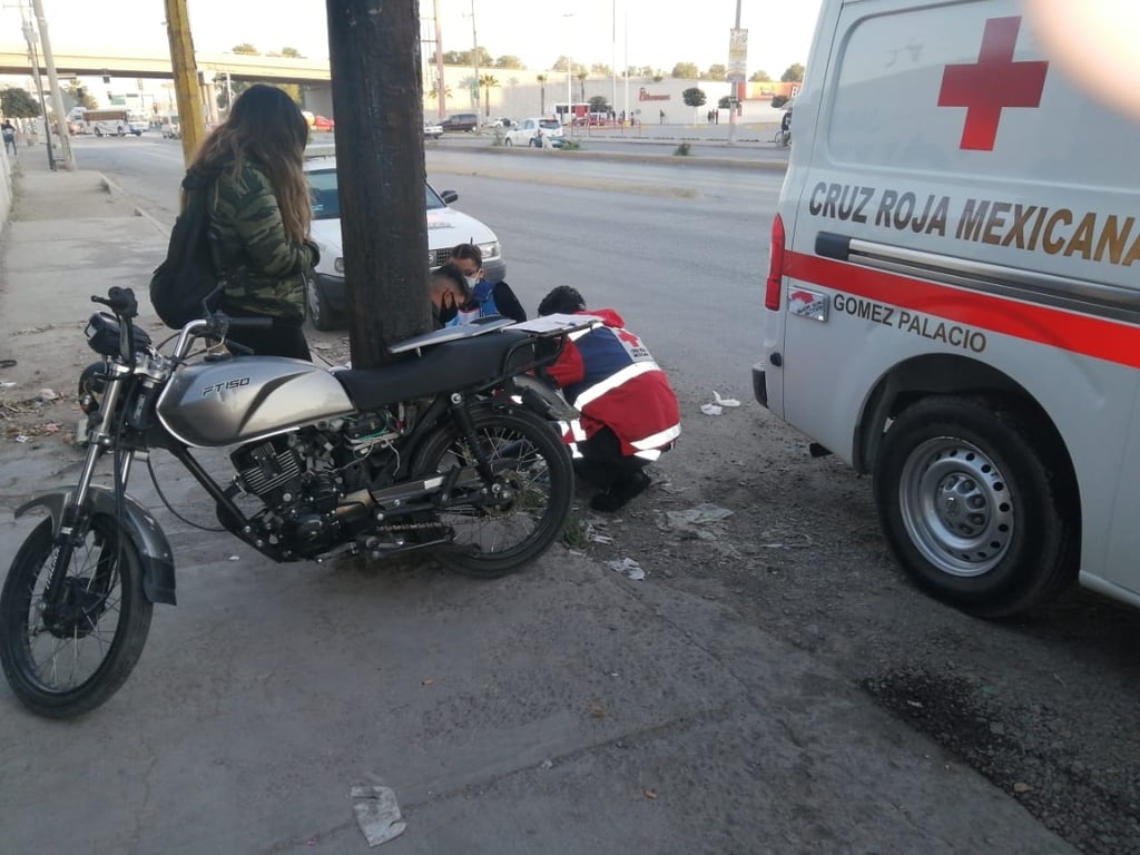 Huye vehículo tras golpear a motociclista en Gómez