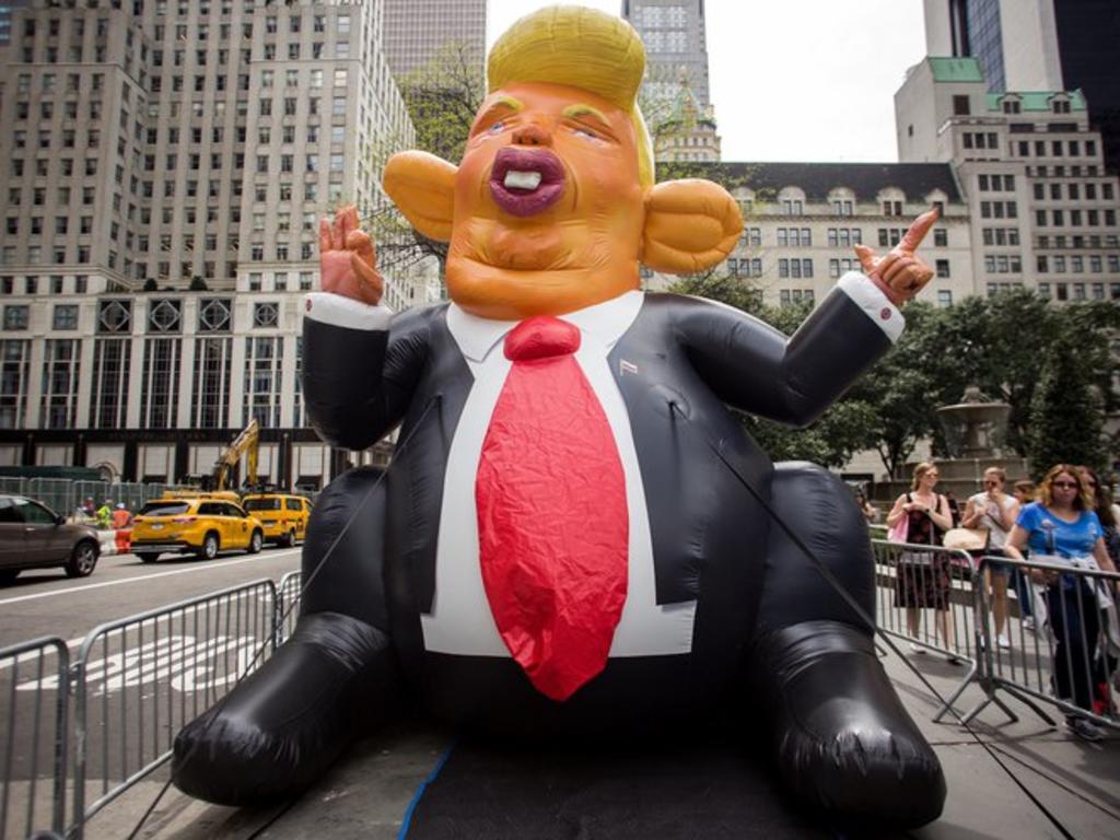 Celebran victoria de Joe Biden con gran inflable de Donald Trump 'rata'