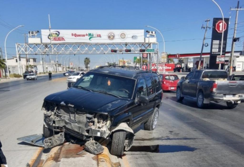Camioneta Jeep pierde el control y derriba semáforo de Gómez Palacio