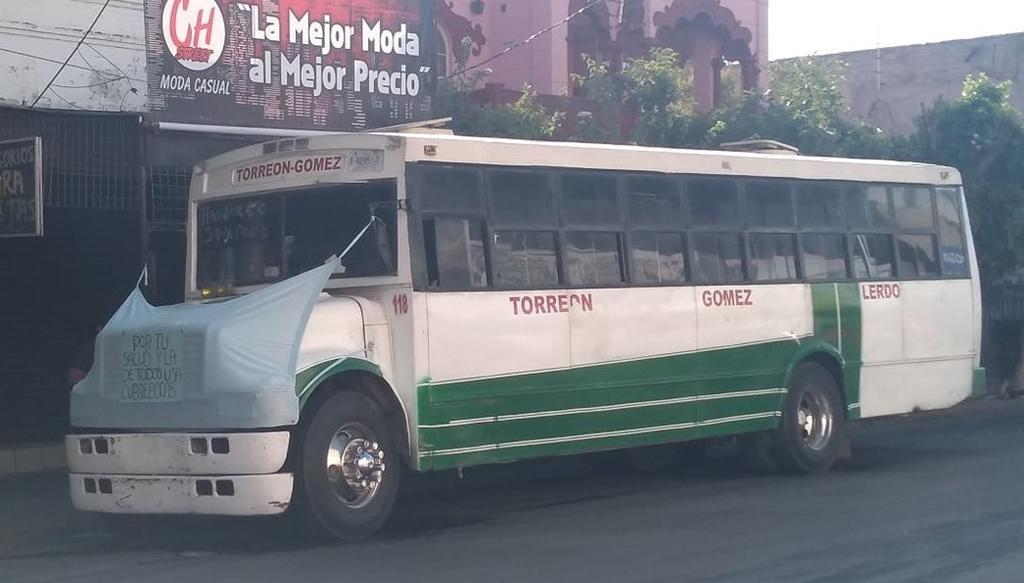 Colocan cubrebocas gigante a autobús de transporte público en La Laguna
