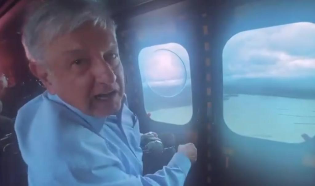 López Obrador sobrevuela presa y zona de inundaciones en Tabasco