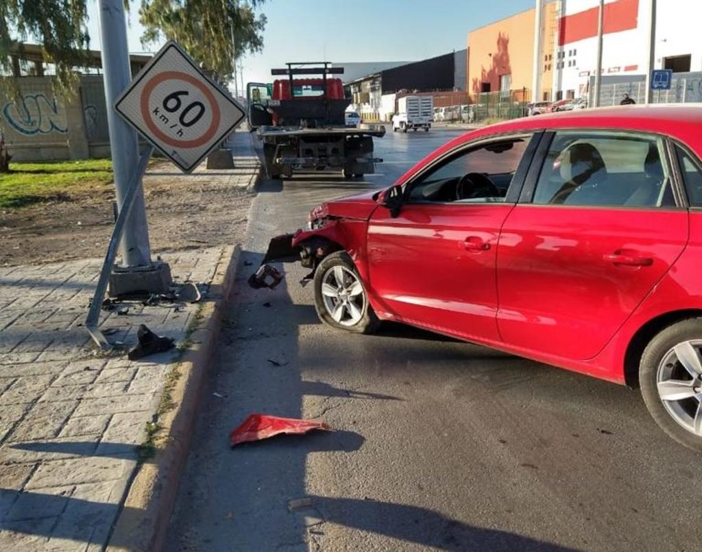 Por exceso de velocidad, choca contra señalamiento y luminaria en Torreón