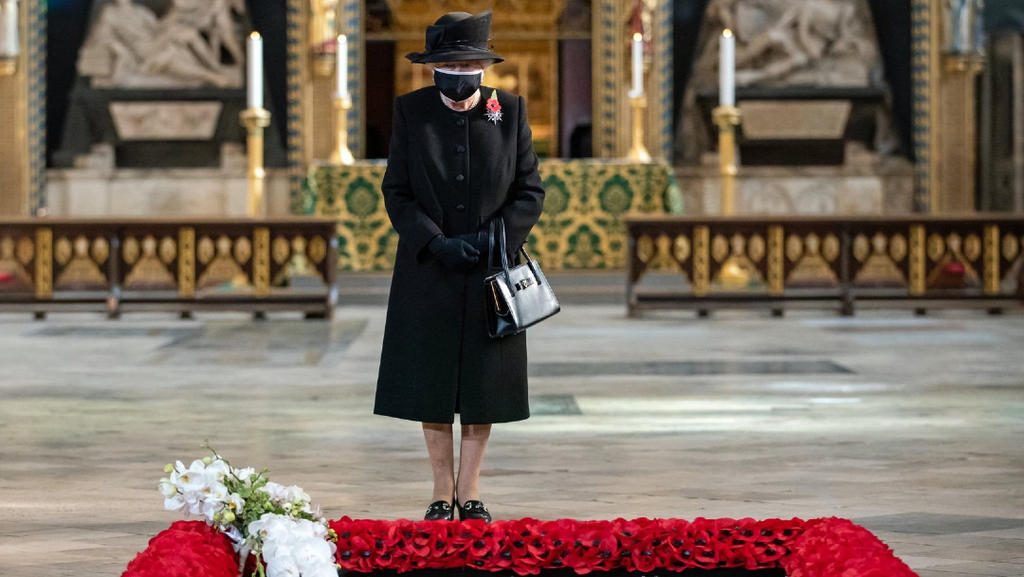Con cubrebocas, reina Isabel II aparece en público