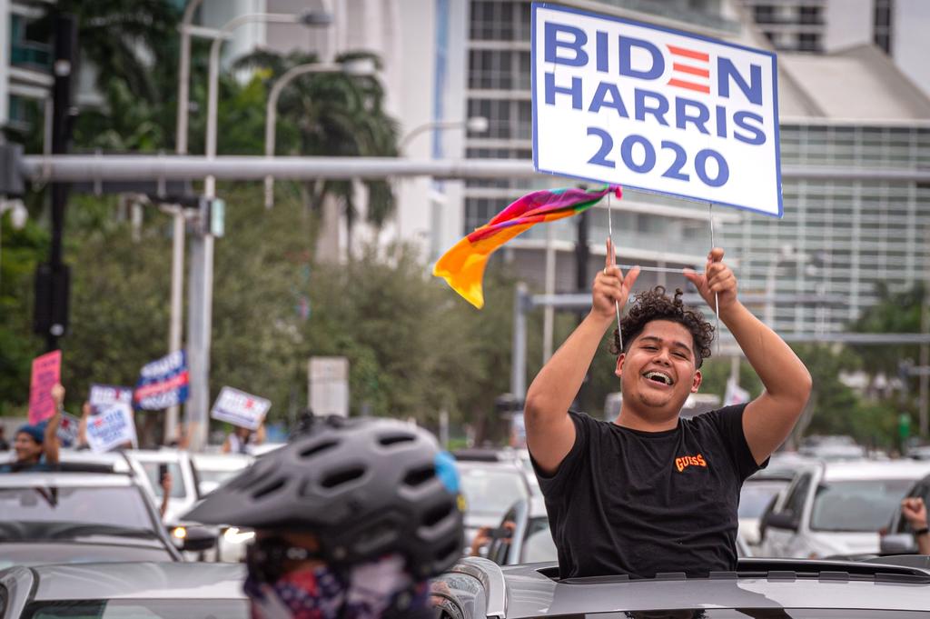 Comunidad LGBT celebra a Joe Biden y Kamala Harris en EUA
