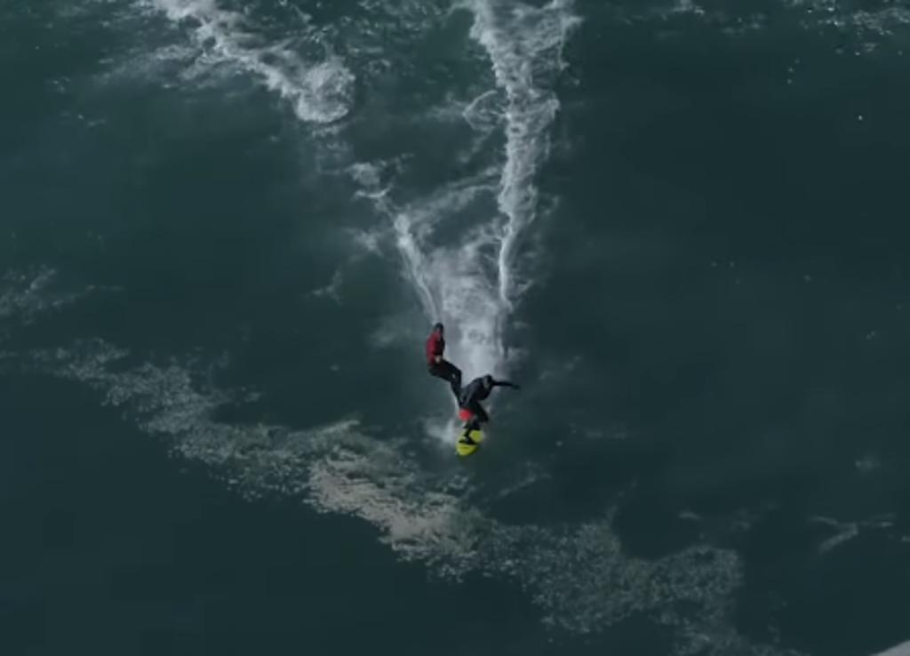 Surfistas chocaron mientras montaban una enorme y cayeron al agua