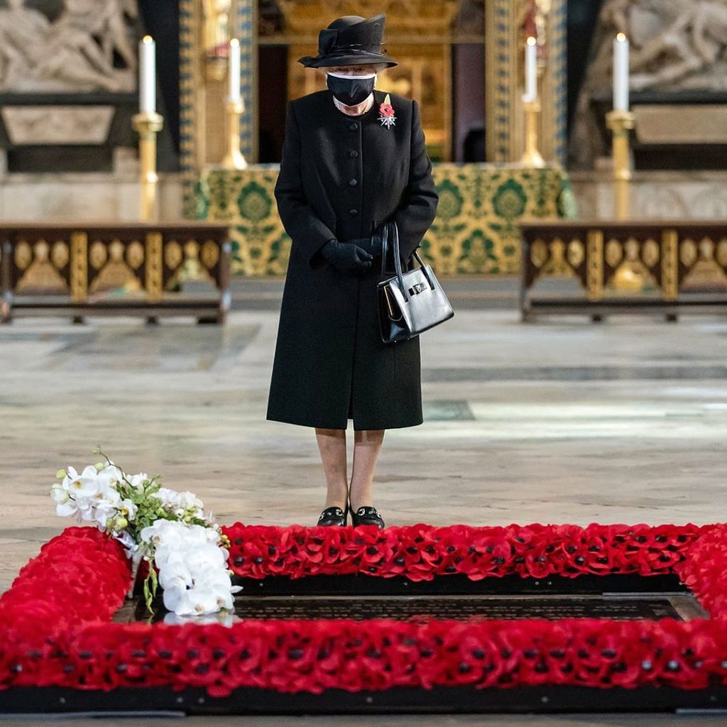 Reina Isabel II hace su primera aparición pública con cubrebocas