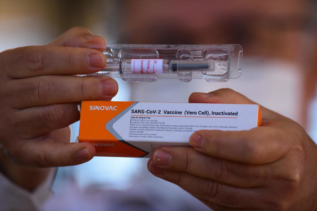 Suspende Brasil ensayos de vacuna china contra COVID tras 'evento adverso'