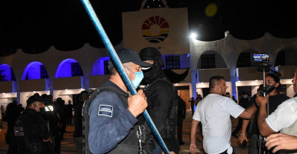 Separan del cargo a director de Policía en Cancún por disparos durante protesta