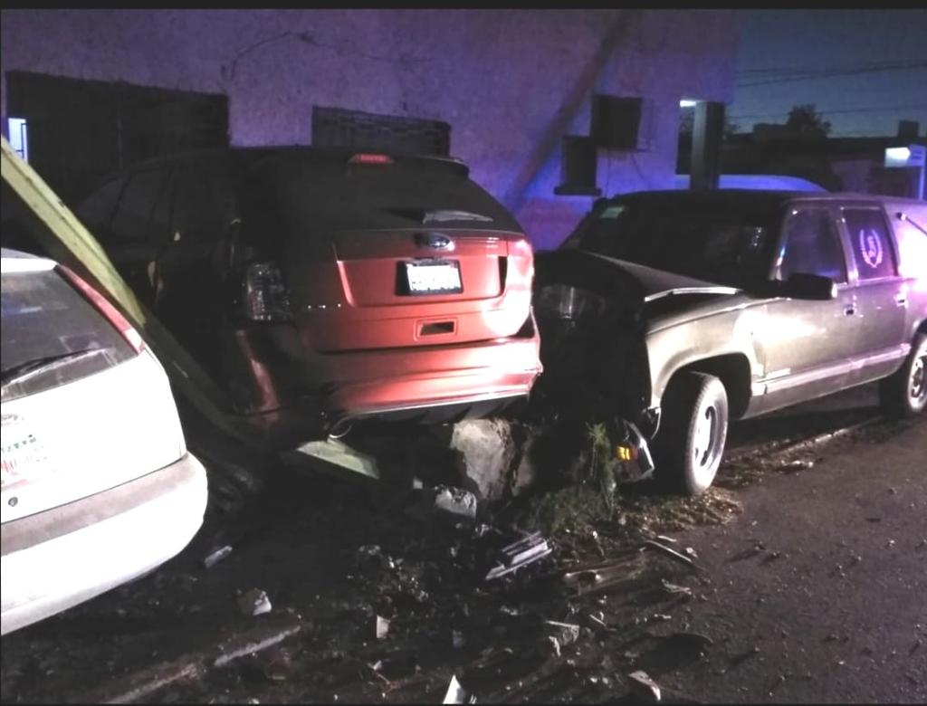 Carroza fúnebre impacta en Gómez Palacio a dos autos estacionados y derriba par de postes 