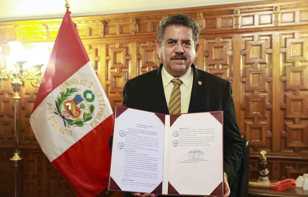 Manuel Merino jura como presidente de Perú tras destitución de Vizcarra