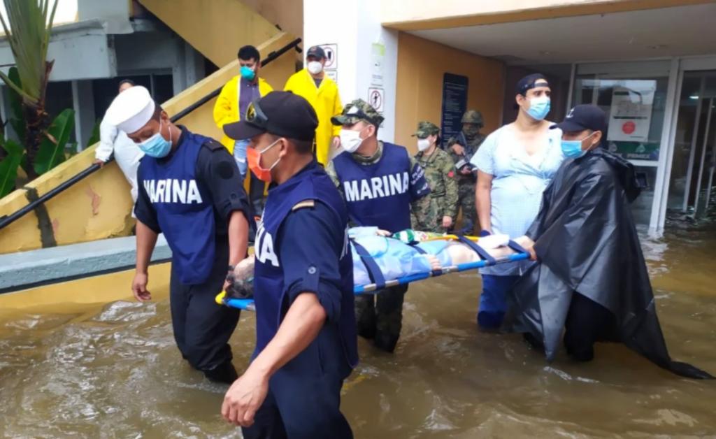 Evacúan a 472 habitantes de Centla afectados por lluvias en Tabasco