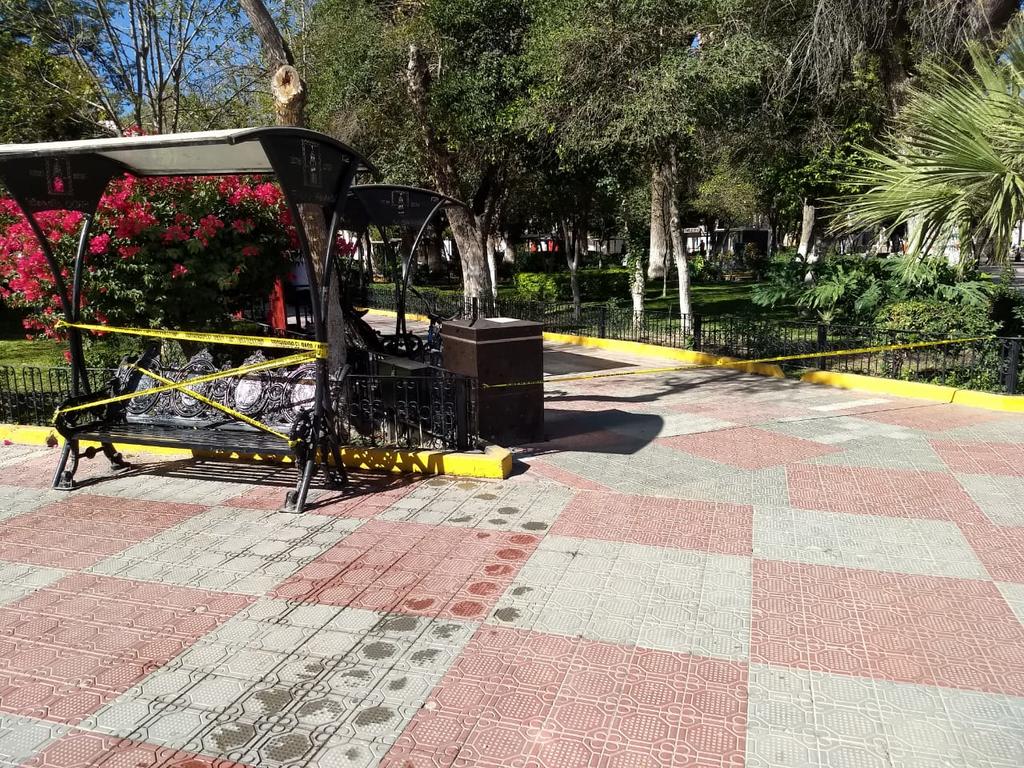 'Clausuran' la Plaza de Armas en Lerdo; colocan cinta amarilla en bancas