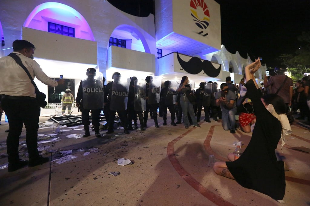 Condenan represión policial en Cancún