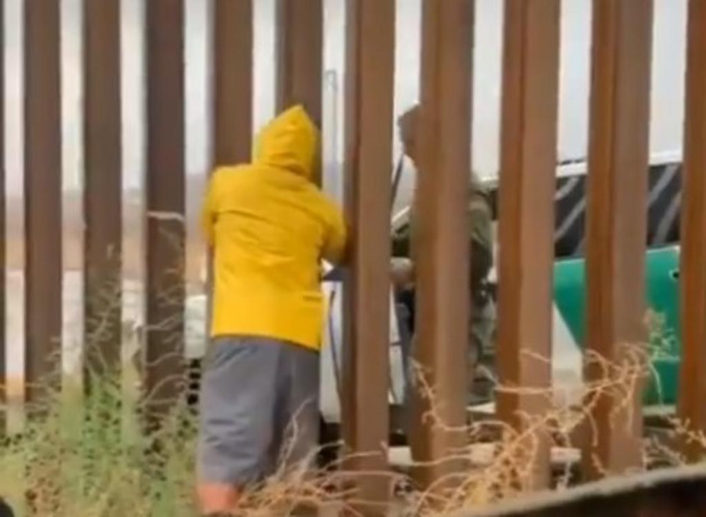 'Tamales exportados'; mexicano los vende a guardias fronterizos a través del ‘muro'