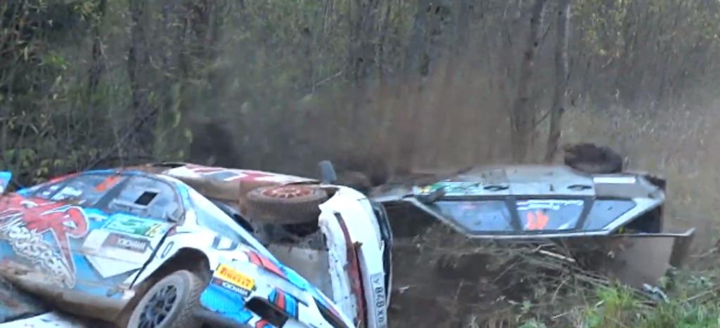 6 autos vuelcan sobre la misma curva durante un rally en Rusia