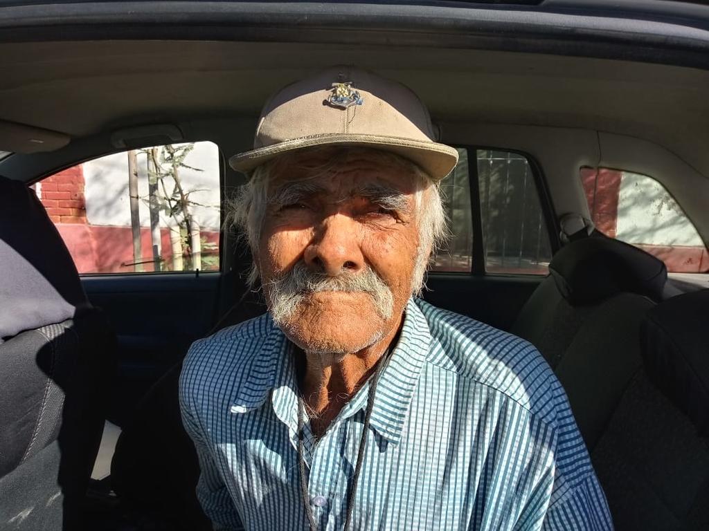 A sus 105 años, Don Manuel acude en Lerdo a cobrar su pensión