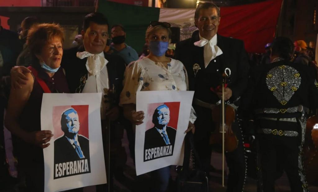Llevan seranata a López Obrador en Palacio Nacional
