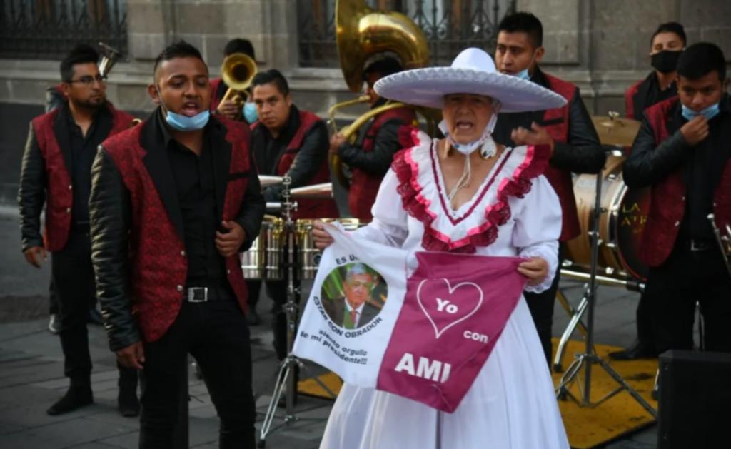 Simpatizantes cantan 'Las Mañanitas' a AMLO en su cumpleaños 67