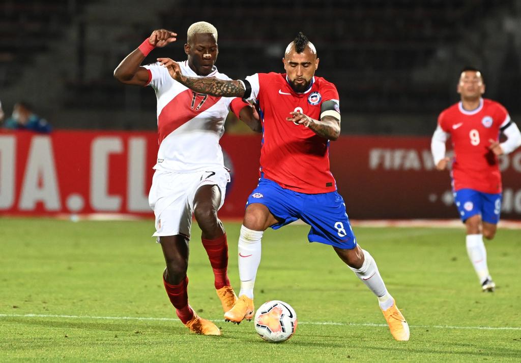 Chile vence a Perú con doblete de Arturo Vidal